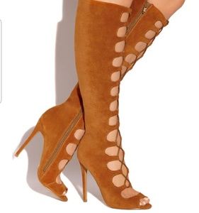 BRAND NEW! Beautiful tan heels!